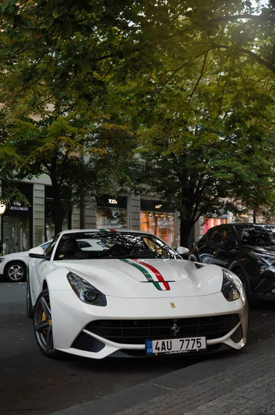 Praag Tsjechië Augustus 2018 Italiaanse Supercar Ferrari F12Berlinetta Een Witte — Stockfoto