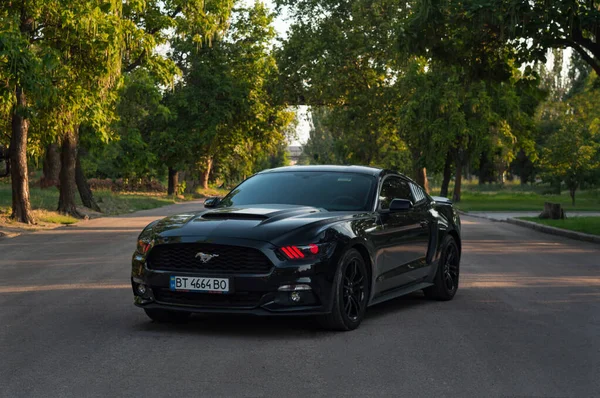 Kherson Ουκρανία Ιούλιος 2018 Ford Mustang Μαύρο Χρώμα Κόκκινα Φώτα — Φωτογραφία Αρχείου