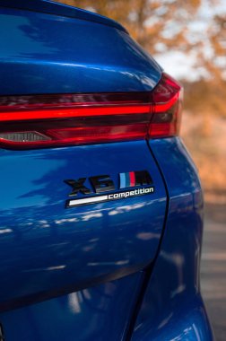 Kherson, Ukrayna - Eylül 2020. Yeni BMW X6M F96 yarışmasında X6M isim plakası.