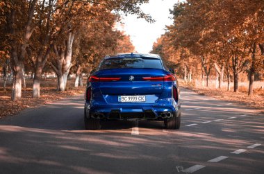 Kherson, Ukrayna - Eylül 2020. Güz parkında yepyeni bir BMW X6M F96 yarışması.
