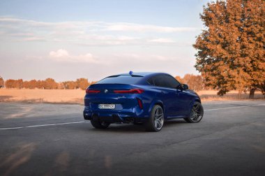 Kherson, Ukrayna - Eylül 2020. Güz parkında yepyeni bir BMW X6M F96 yarışması.