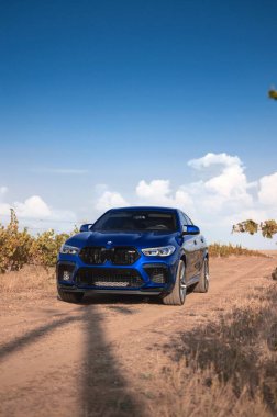 Kherson, Ukrayna - Eylül 2020. Yepyeni bir BMW X6M F96 yarışması bağlarda mavi renkte.
