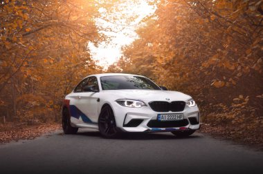 Kyiv, Ukrayna - Eylül 2020. BMW M2 F87 Sonbahar Ormanı 'nda beyaz renkli bir yarışma.