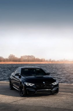 Kherson, Ukrayna - Mart 2019. BMW M4 F82 Irmağın arka planında siyah renkli bir yarışma.