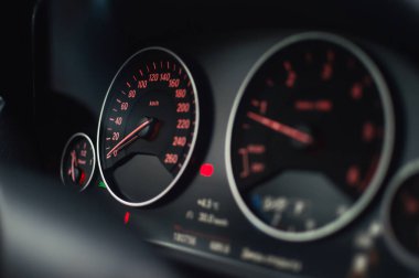 Kyiv, Ukrayna - Kasım 2019. BMW 3 serisi GT hız göstergesi.