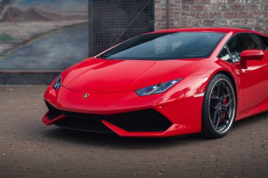 Kyiv, Ukrayna - Kasım 2020. Lamborghini Huracan parlak kırmızı renkte.
