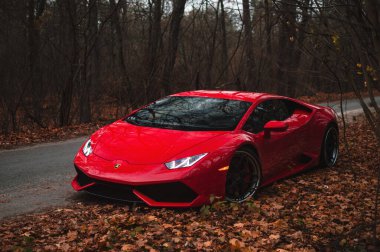  Kyiv, Ukrayna - Kasım 2019. İtalyan süper arabası Lamborghini Huracan sonbahar ormanlarında kırmızı renkte.