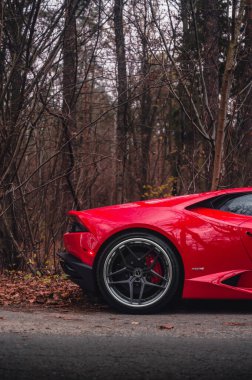 Kyiv, Ukrayna - Kasım 2019. Kırmızı renkli süper araba Lamborghini Huracan.