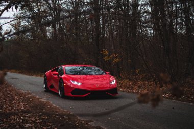  Kyiv, Ukrayna - Kasım 2019. İtalyan süper arabası Lamborghini Huracan sonbahar ormanlarında kırmızı renkte.
