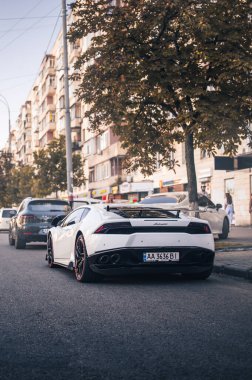 Kyiv, Ukrayna - Ağustos 2020. Beyaz renkli İtalyan süper arabası Lamborghini Huracan.