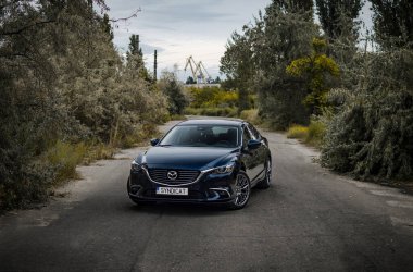 Kherson, Ukrayna - Ağustos 2019. Şehir ailesi Sedan Mazda 6 boş bir yolda.