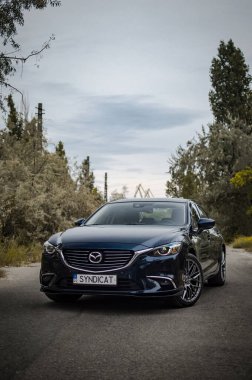 Kherson, Ukrayna - Ağustos 2019. Şehir ailesi Sedan Mazda 6 boş bir yolda.