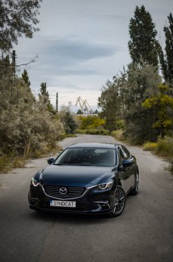 Kherson, Ukrayna - Ağustos 2019. Şehir ailesi Sedan Mazda 6 boş bir yolda.