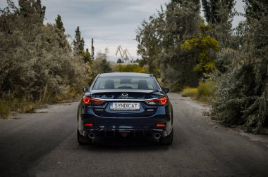 Kherson, Ukrayna - Ağustos 2019. Şehir ailesi Sedan Mazda 6 boş bir yolda.
