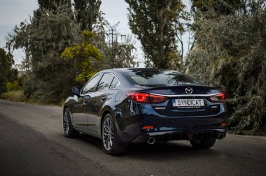 Kherson, Ukrayna - Ağustos 2019. Şehir ailesi Sedan Mazda 6 boş bir yolda.