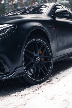 Kherson, Ukrayna - Şubat 2021. Güçlü Mercedes-AMG E63 S Brabus 800 jant.