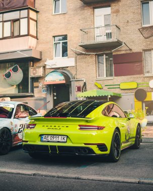 Kyiv, Ukrayna - Eylül 2019. Porsche 911 Turbo S 991 açık yeşil renkli..