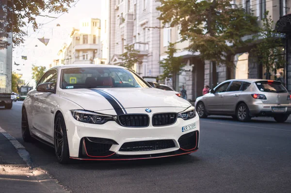 Kharkiv, Ukrayna - Temmuz 2019. Beyaz renkli BMW M4 F82.