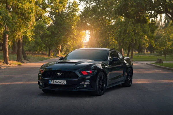 Kherson Ουκρανία Ιούλιος 2018 Ισχυρό Αμερικάνικο Αυτοκίνητο Ford Mustang Μαύρο — Φωτογραφία Αρχείου