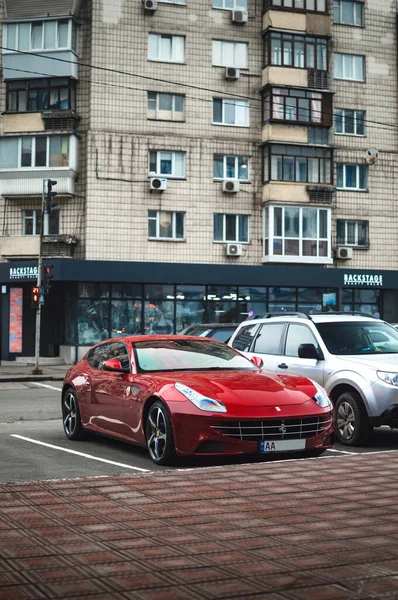 Kyiv, Ukrayna - Şubat 2020: Ferrari FF klasik kırmızı renkli eski gri binaların zıt arka planına karşı.