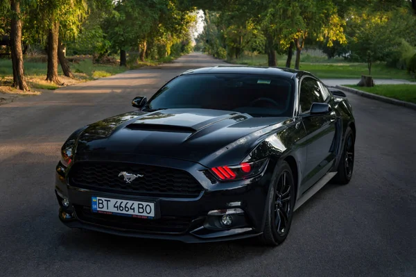 Kherson Ουκρανία Ιούλιος 2018 Ισχυρό Αμερικάνικο Αυτοκίνητο Ford Mustang Μαύρο — Φωτογραφία Αρχείου