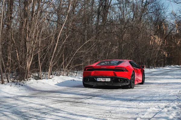 ウクライナのキエフ 2020年2月 雪の森の中の赤いイタリアのスーパーカーランボルギーニ フラカン — ストック写真