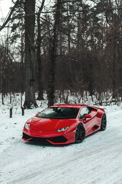 Kiev Ucrania Febrero 2020 Superdeportivo Italiano Rojo Lamborghini Huracan Bosque —  Fotos de Stock