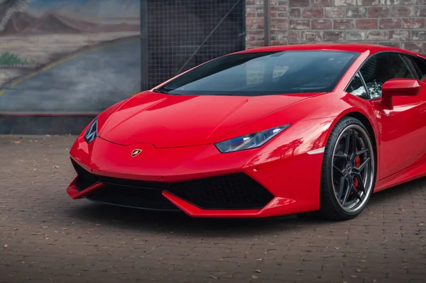 Kyiv, Ukrayna - Kasım 2020. Lamborghini Huracan parlak kırmızı renkte.