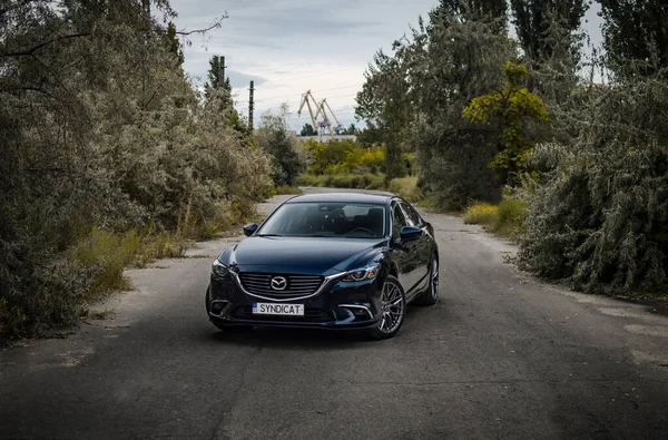 Kherson, Ukrayna - Ağustos 2019. Şehir ailesi Sedan Mazda 6 boş bir yolda.