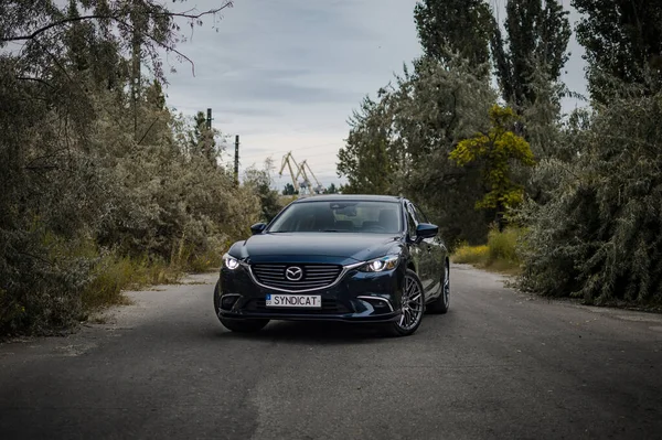 Kherson, Ukrayna - Ağustos 2019. Şehir ailesi Sedan Mazda 6 boş bir yolda.