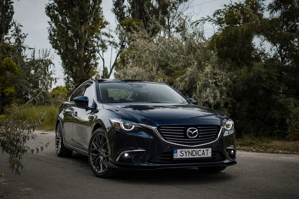 Kherson, Ukrayna - Ağustos 2019. Şehir ailesi Sedan Mazda 6 boş bir yolda.