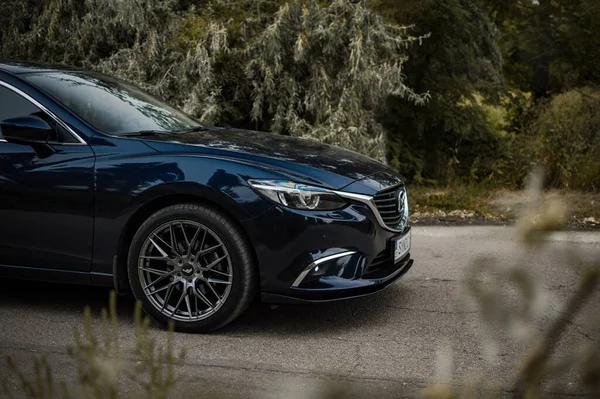 Kherson, Ukrayna - Ağustos 2019. Şehir ailesi Sedan Mazda 6 boş bir yolda.