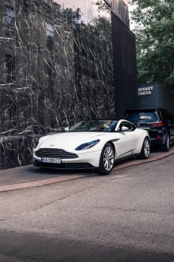 İngiliz süper arabası Aston Martin DB11 beyaz renkli. Kyiv, Ukrayna - Haziran 2021.