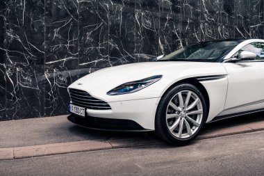 İngiliz süper arabası Aston Martin DB11 beyaz renkli. Kyiv, Ukrayna - Haziran 2021.
