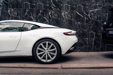 İngiliz süper arabası Aston Martin DB11 beyaz renkli. Kyiv, Ukrayna - Haziran 2021.