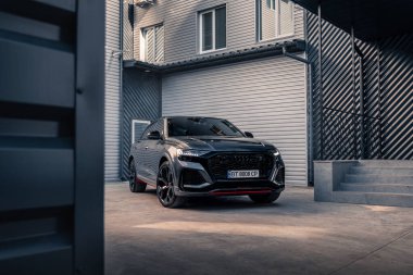 Gri renkli yeni bir SUV Audi RSQ8. Kherson, Ukrayna - Haziran 2021.