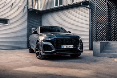 Gri renkli yeni bir SUV Audi RSQ8. Kherson, Ukrayna - Haziran 2021.