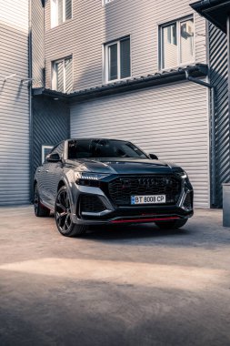 Gri renkli yeni bir SUV Audi RSQ8. Kherson, Ukrayna - Haziran 2021.