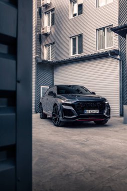 Gri renkli yeni bir SUV Audi RSQ8. Kherson, Ukrayna - Haziran 2021.