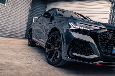 Gri renkli yeni bir SUV Audi RSQ8. Kherson, Ukrayna - Haziran 2021.