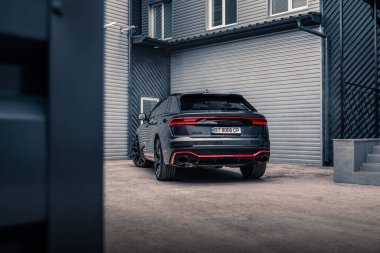 Gri renkli yeni bir SUV Audi RSQ8. Kherson, Ukrayna - Haziran 2021.