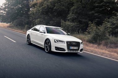 Beyaz Audi S8 D4 hareket halinde. Kherson, Ukrayna - Ağustos 2021.