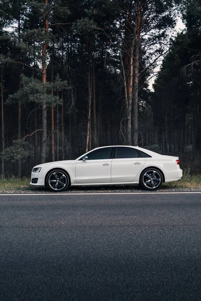 Witte Audi Bosweg Kherson Oekraïne Augustus 2021 — Stockfoto