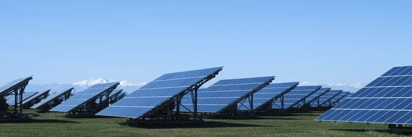 Solkraftverk: grön energi från solen Royaltyfria Stockfoton