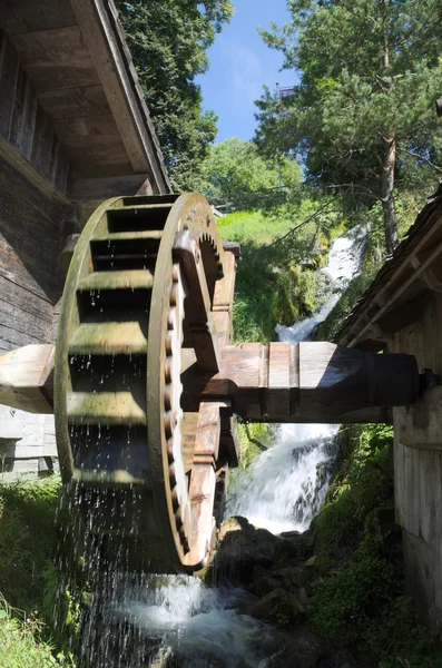 Wassermühle mit Holzrad in den Alpen — Stockfoto