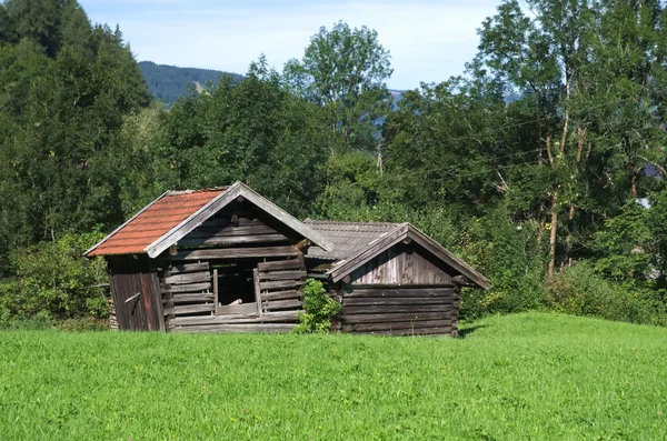 Rustikt trähus i de österrikiska Alperna Stockbild