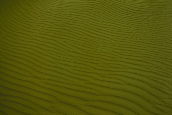 Perfekte Textur dunkelgrüne Wellen von Sand. Hintergrund für Deskto — Stockfoto