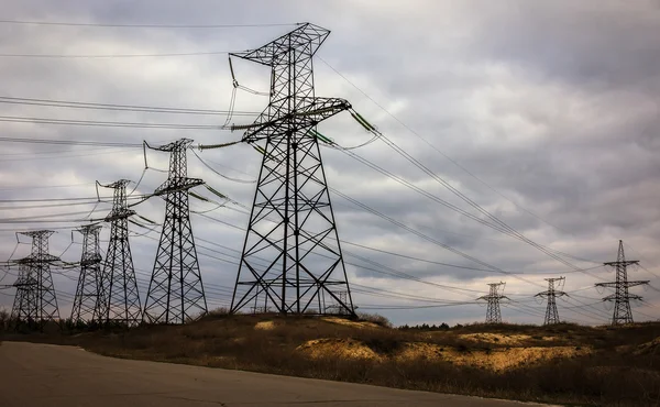 Высоковольтная линия электропередач на фоне грозовых облаков — стоковое фото