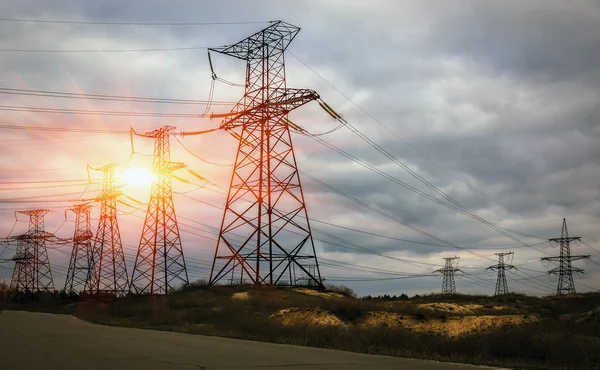 Высоковольтные линии электропередач на закате — стоковое фото
