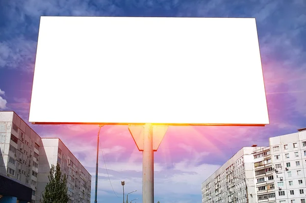 Blank Billboard świecące promienie na błękitne niebo o zachodzie słońca. — Zdjęcie stockowe